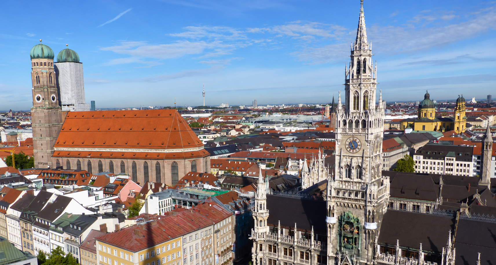 Münchner Stadtpanorama mit Frauenkirche und Neuem Rathaus